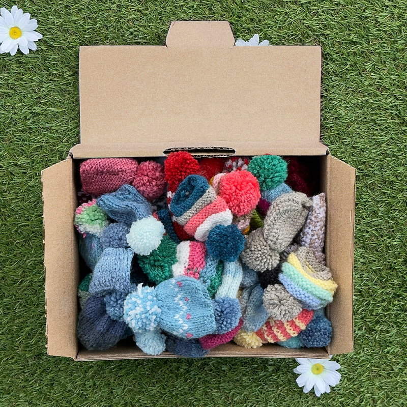box of little hats knitted for das grosse stricken